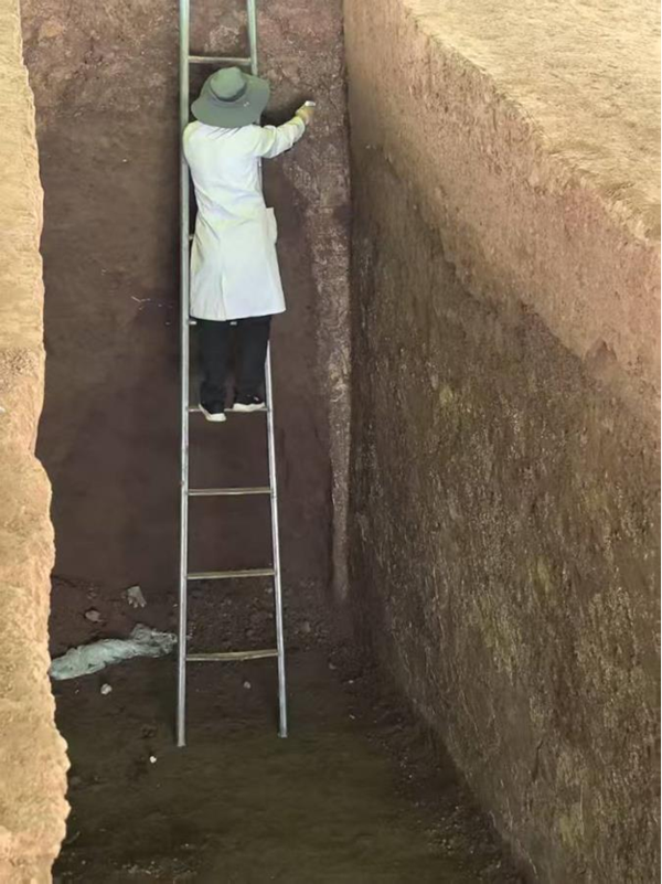 吴晨团队的一名工作人员正在文物抢修现场。受访者供图