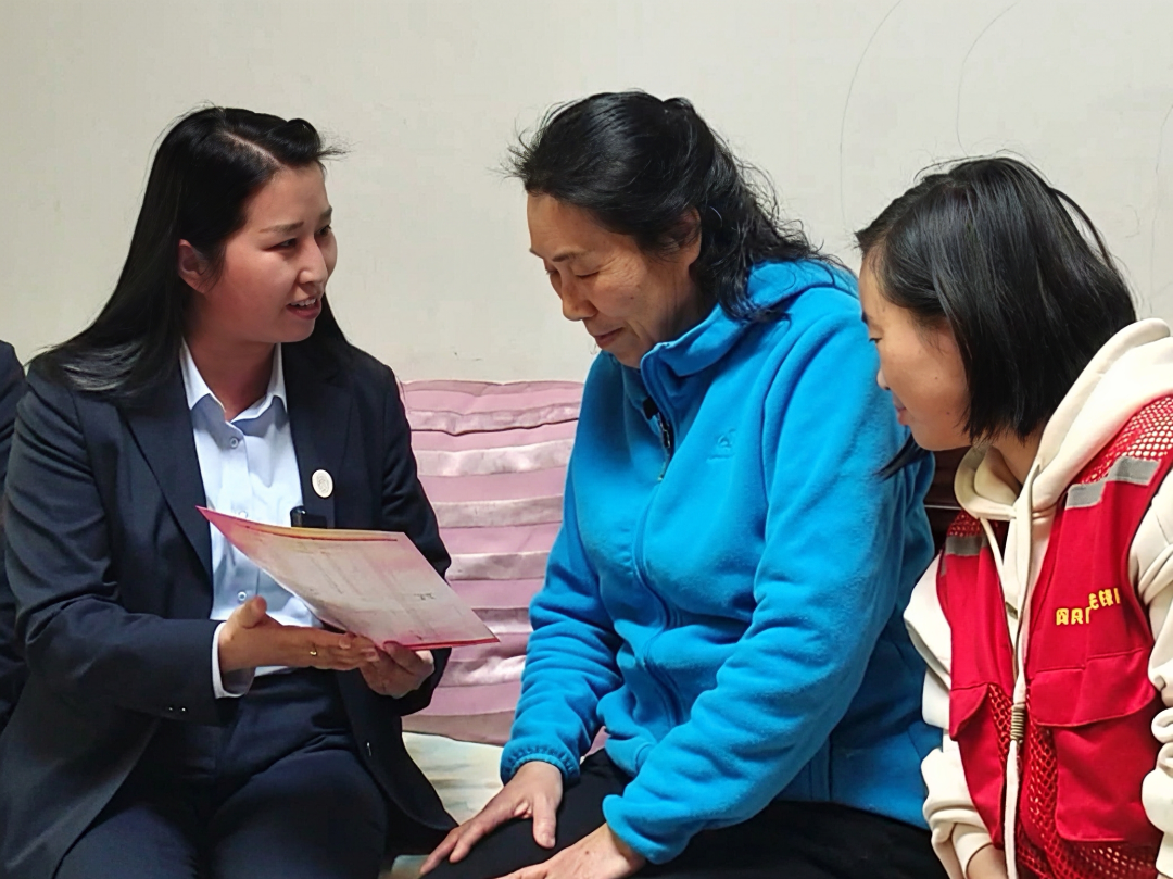 工作人员向居民宣传“点单式”服务