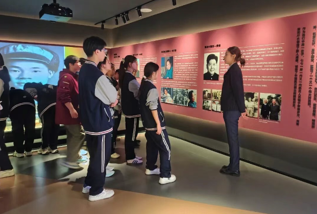 师生们分批次参观学习