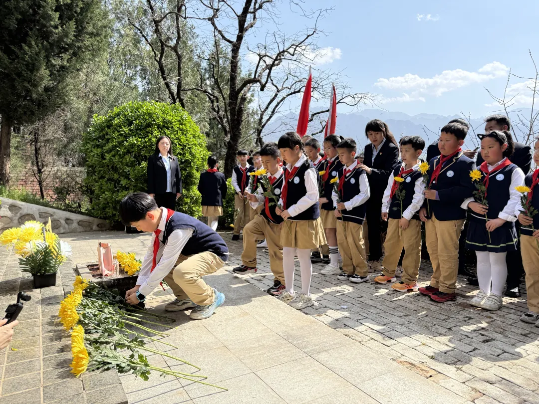 学生们向英烈敬献鲜花、肃立默哀